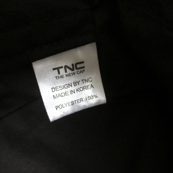 TNC FAUX CALF FUR ANIMAL PATTERN BASEBALL BLACK/RED UNISEX - Picture 4 of 9